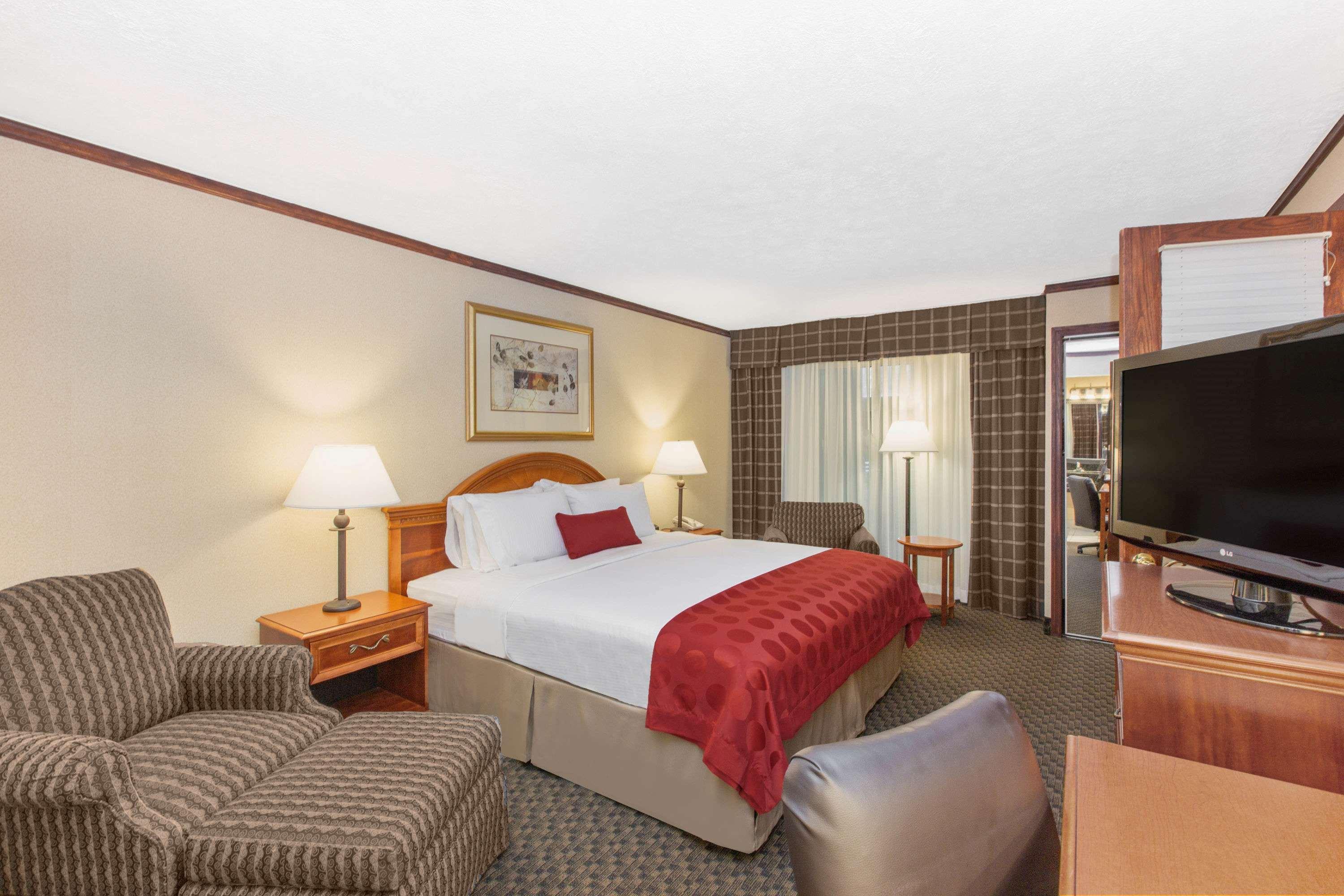 Ramada By Wyndham Midtown Grand Island Hotel Exterior foto