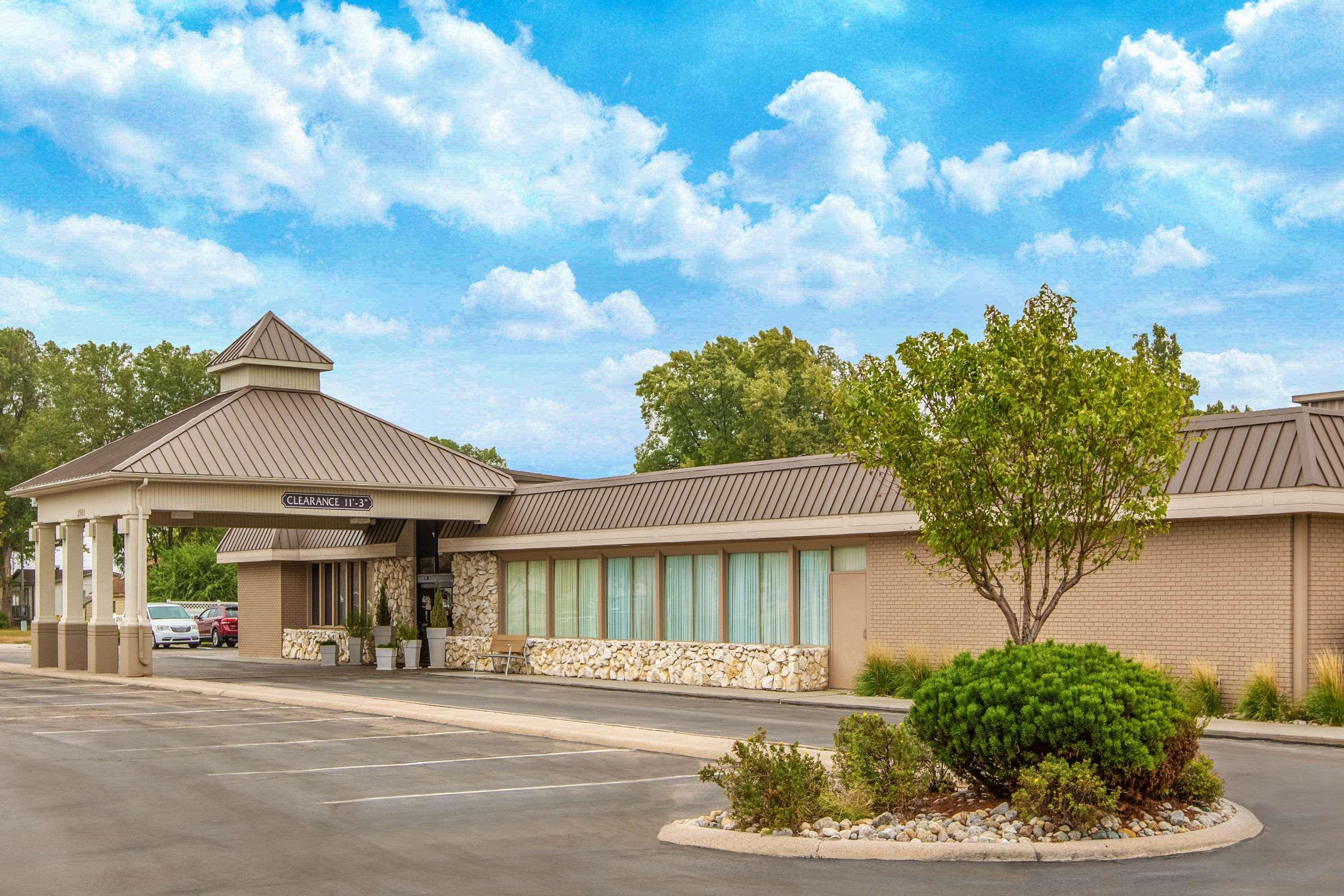 Ramada By Wyndham Midtown Grand Island Hotel Exterior foto